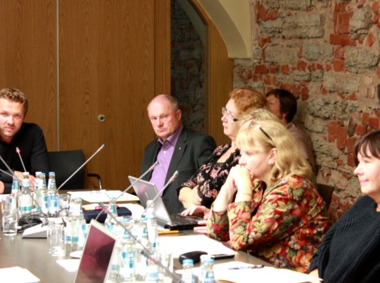 Vasakult: sotsiaalkomisjoni liikmed Viktor Vassiljev, Helmen Kütt, Heljo Pikhof